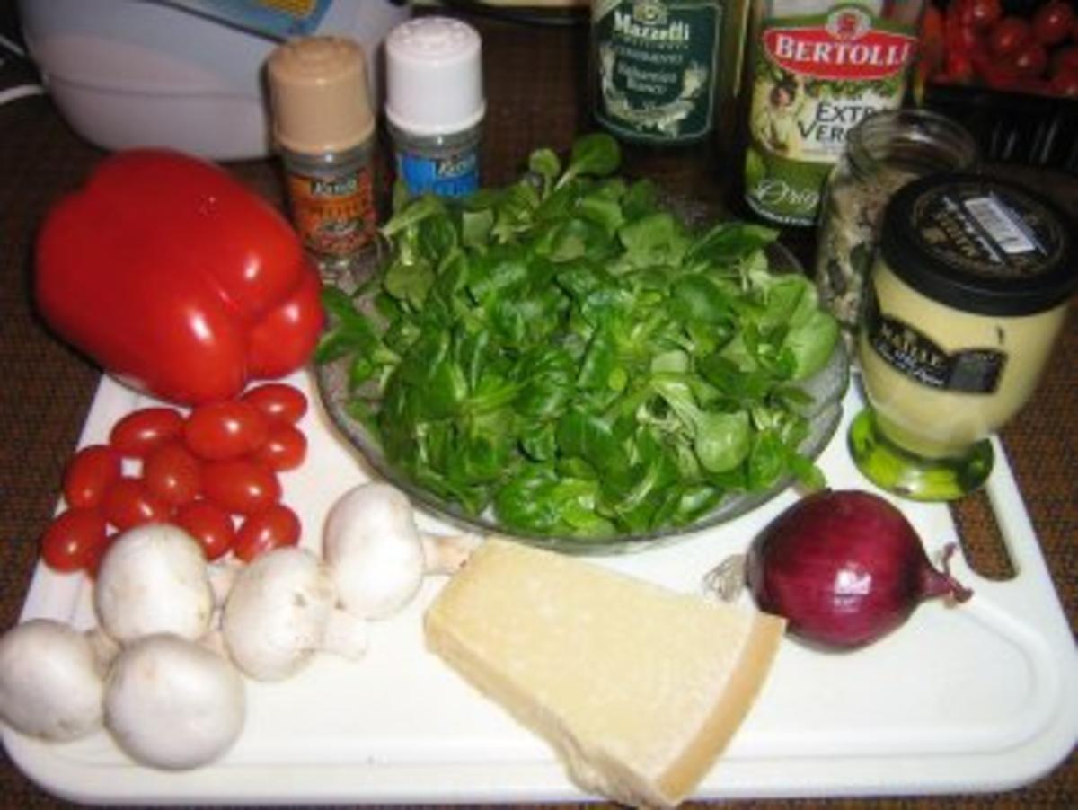 Feldsalat Variation - mit roter Zwiebel, Champignion, Paprika und Tomaten - Rezept - Bild Nr. 2