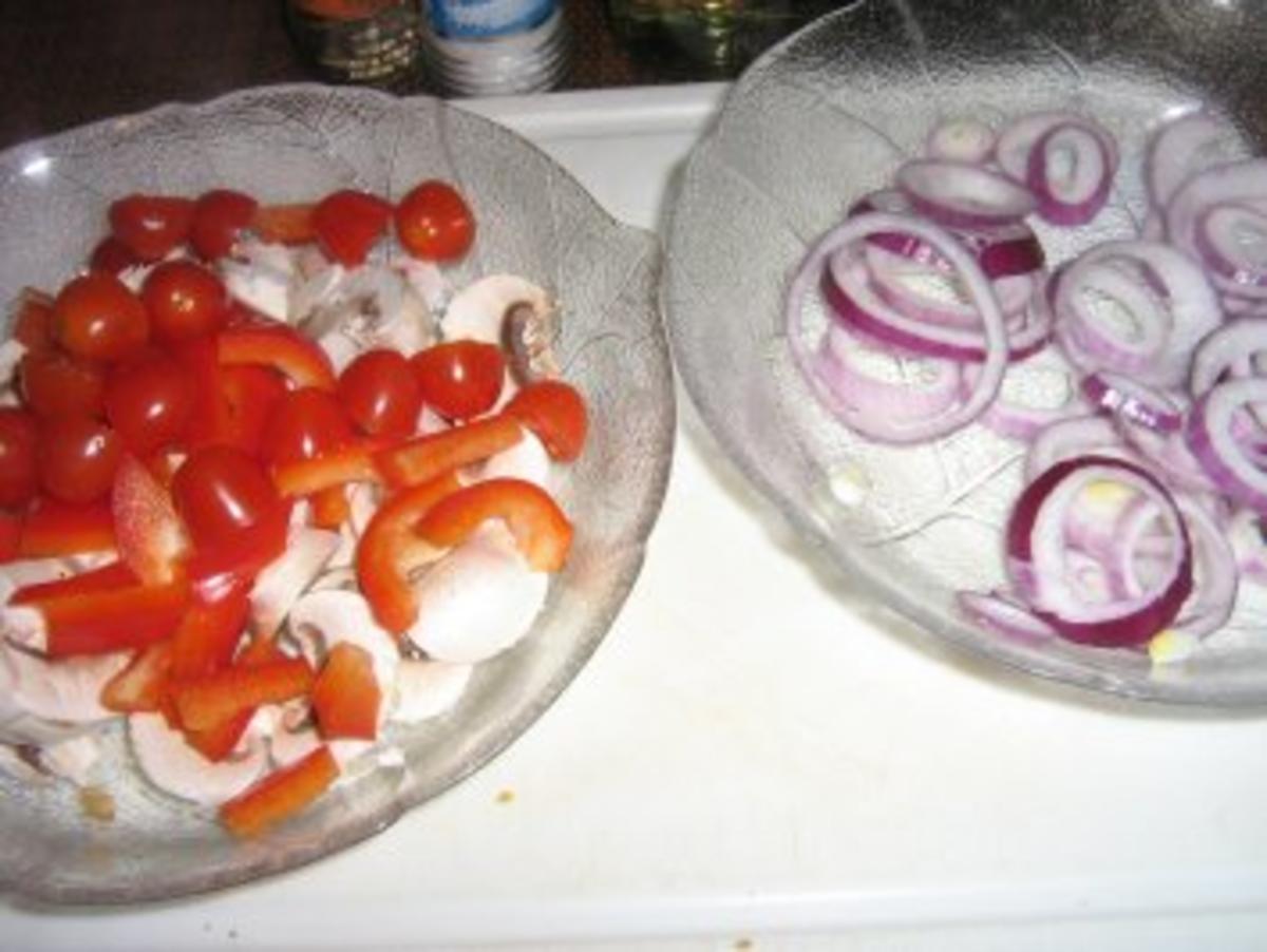 Feldsalat Variation - mit roter Zwiebel, Champignion, Paprika und Tomaten - Rezept - Bild Nr. 3