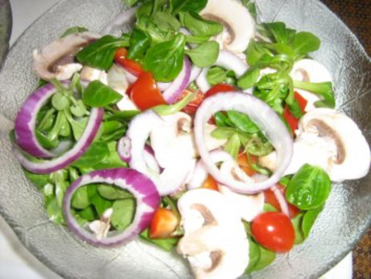 Feldsalat Variation - mit roter Zwiebel, Champignion, Paprika und Tomaten - Rezept - Bild Nr. 4