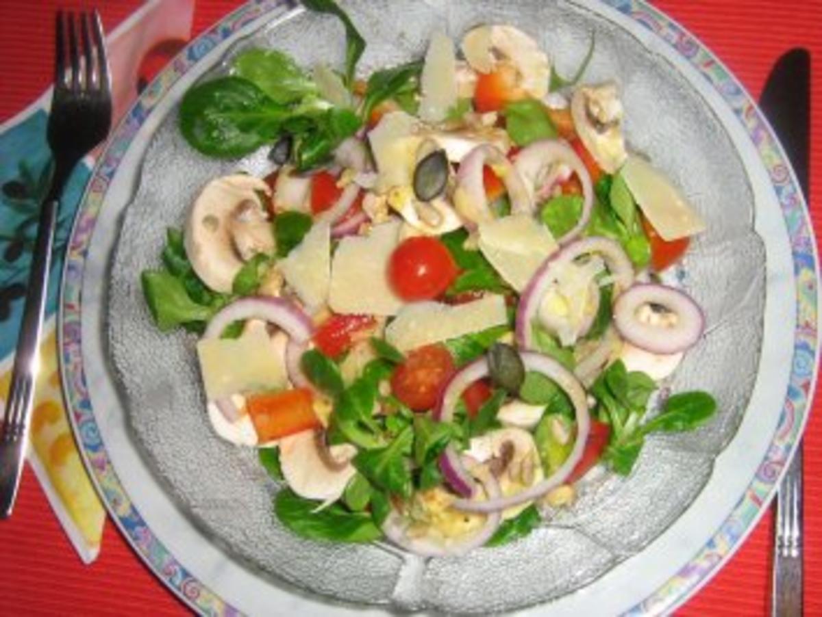 Feldsalat Variation - mit roter Zwiebel, Champignion, Paprika und Tomaten - Rezept - Bild Nr. 5