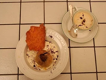 Warme Lagerbirne mit Mandeln, Rosinenfüllung an kühler Vanillecreme - Rezept