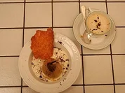 Warme Lagerbirne mit Mandeln, Rosinenfüllung an kühler Vanillecreme - Rezept