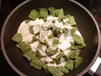 Rezept: Pasta mit Spinatsauce und Scampis Bild Nr. 3 Pasta mit Spinatsauce und Scampis - Rezept - Bild Nr. 3