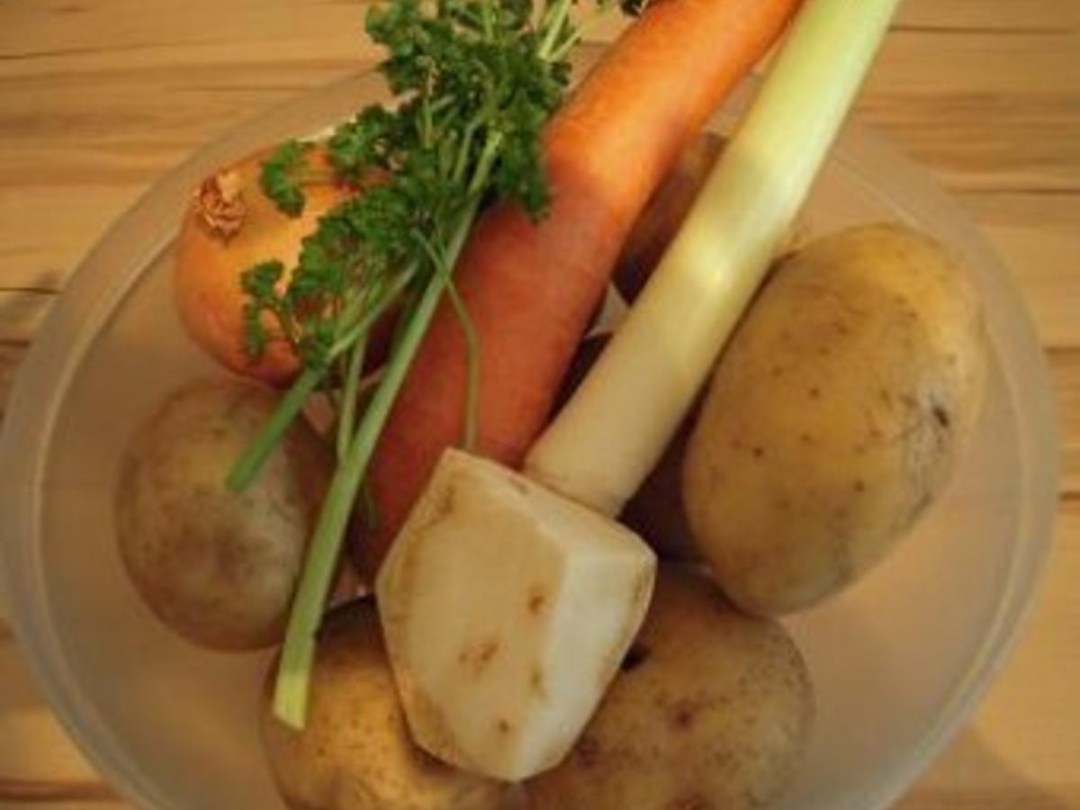 Kartoffelsuppe mit getrockneten Steinpilzen - Rezept - kochbar.de