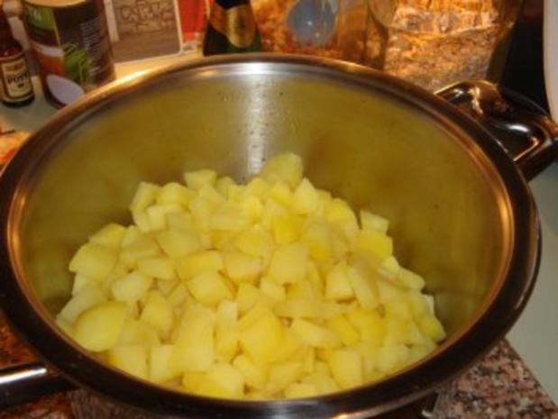 Möhren und Kartoffeln untereinander mit Frikadellen Rezept kochbar.de