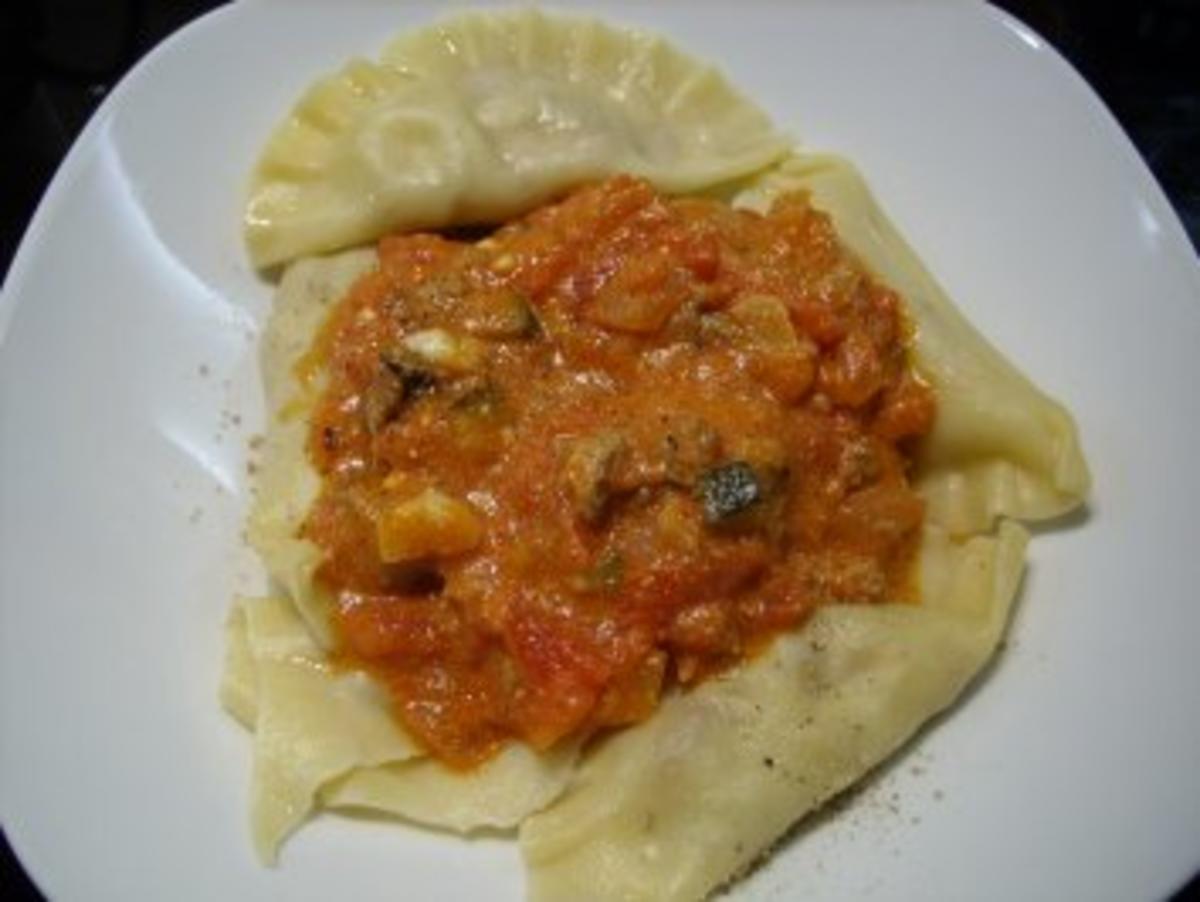 Ravioli mit scharfer Füllung und Tomatensoße - Rezept