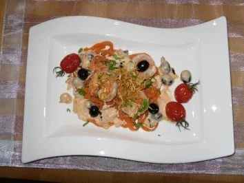 Tomatennudeln mit Black Tiger Garnelen an Nolly Prat-Soße - Rezept