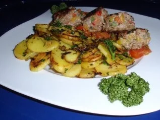 Rezept: Gemüse-Hackbällchen auf Tomatenbett und Bratkartoffeln Gemüse-Hackbällchen auf Tomatenbett und Bratkartoffeln - Rezept