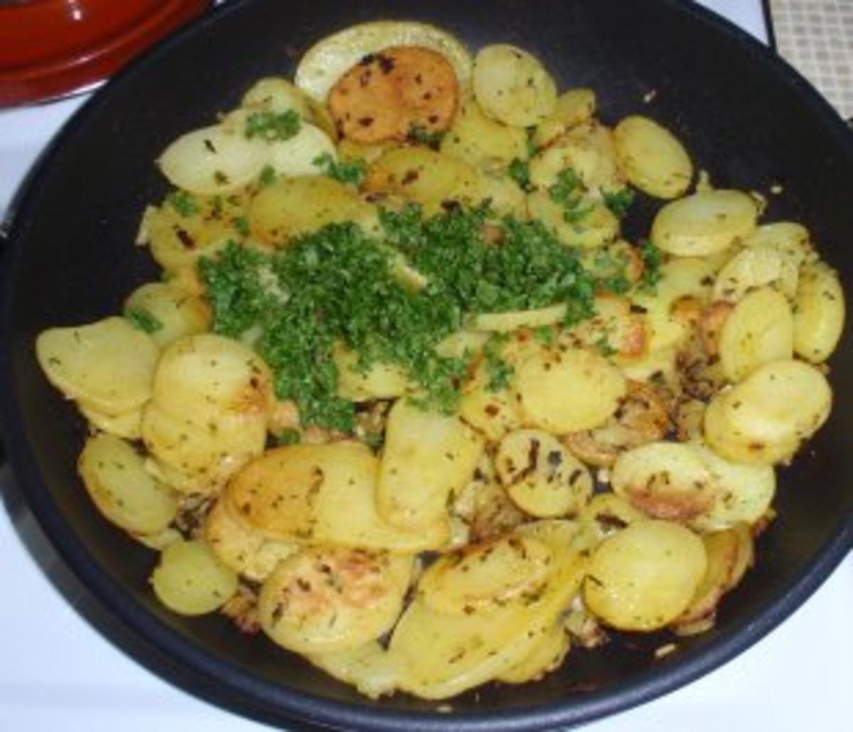 Gemüse-Hackbällchen auf Tomatenbett und Bratkartoffeln - Rezept - Bild Nr. 4