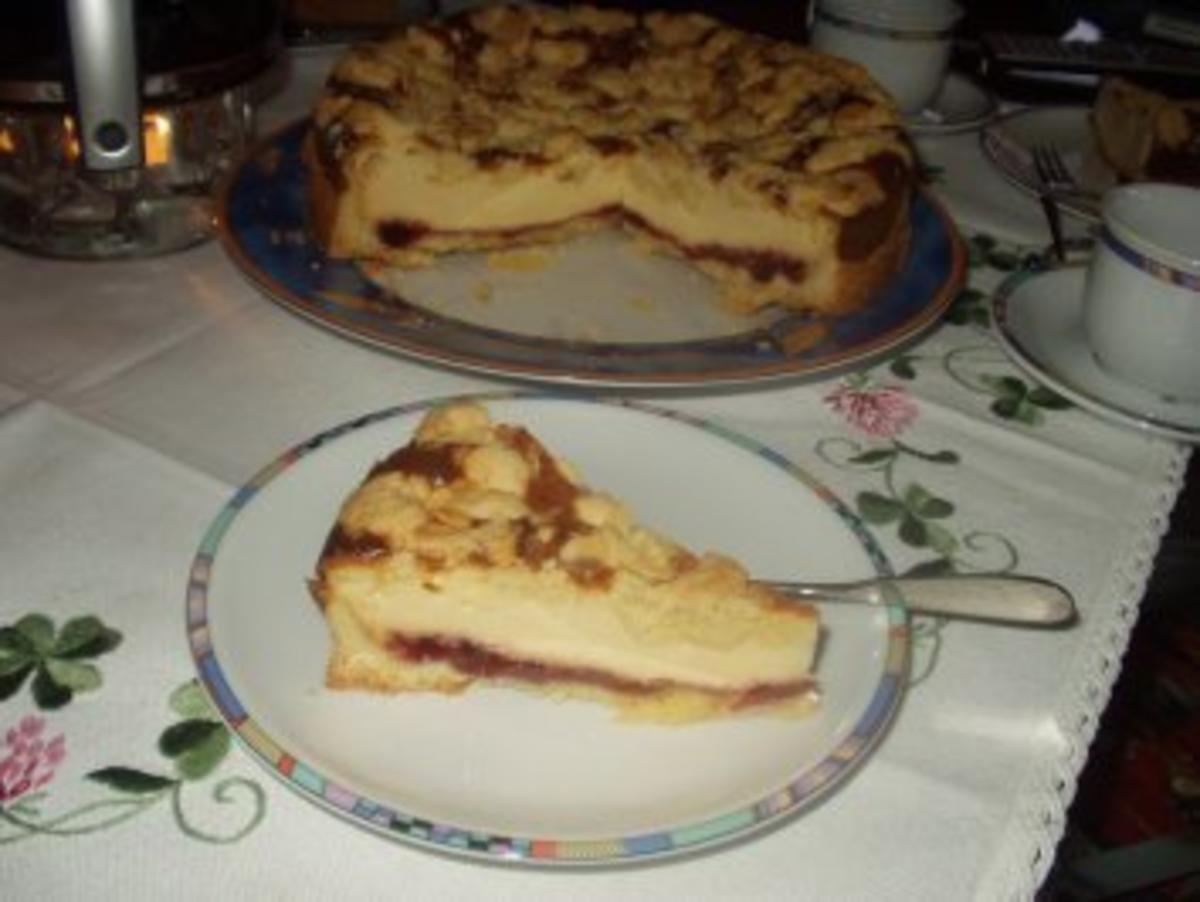 Käse-Kirsch-Kuchen mit Mandelstreuseln - Rezept - kochbar.de