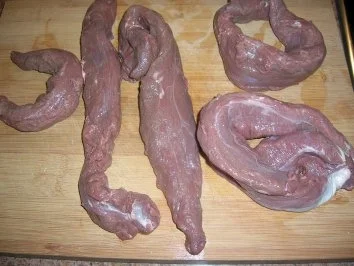 Rezept: Hirschfilet mit Hagebuttensosse an Kirsch-Zwiebel-Chutney mit Walnussknödeln Bild Nr. 5 Hirschfilet mit Hagebuttensosse an Kirsch-Zwiebel-Chutney mit Walnussknödeln - Rezept - Bild Nr. 5