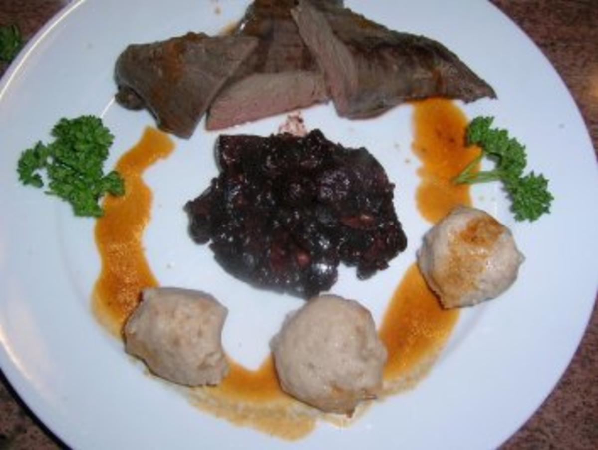 Hirschfilet mit Hagebuttensosse an Kirsch-Zwiebel-Chutney mit Walnussknödeln - Rezept - Bild Nr. 2