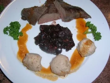 Rezept: Hirschfilet mit Hagebuttensosse an Kirsch-Zwiebel-Chutney mit Walnussknödeln Bild Nr. 2 Hirschfilet mit Hagebuttensosse an Kirsch-Zwiebel-Chutney mit Walnussknödeln - Rezept - Bild Nr. 2