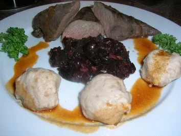 Rezept: Hirschfilet mit Hagebuttensosse an Kirsch-Zwiebel-Chutney mit Walnussknödeln Bild Nr. 8 Hirschfilet mit Hagebuttensosse an Kirsch-Zwiebel-Chutney mit Walnussknödeln - Rezept - Bild Nr. 8