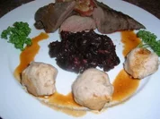 Hirschfilet mit Hagebuttensosse an Kirsch-Zwiebel-Chutney mit Walnussknödeln - Rezept