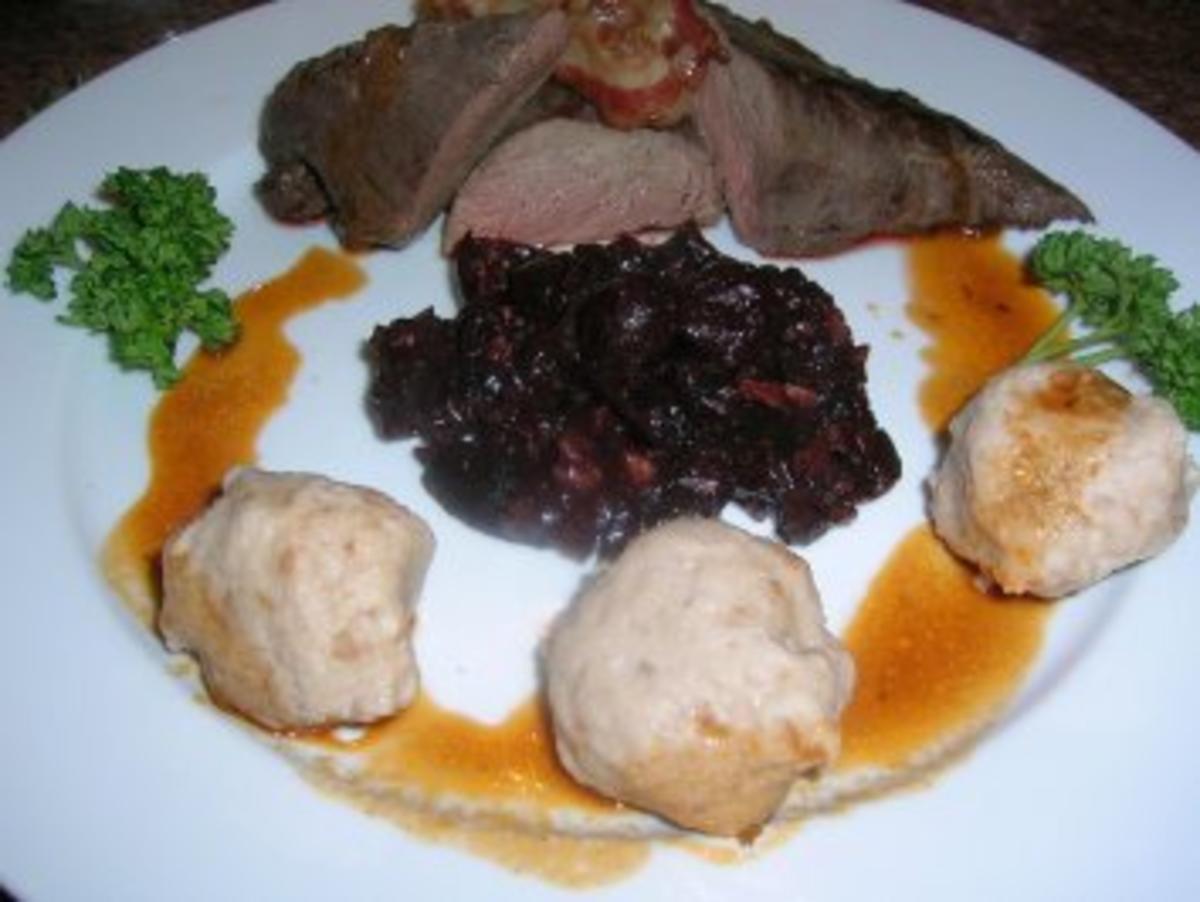 Bilder für Hirschfilet mit Hagebuttensosse an Kirsch-Zwiebel-Chutney mit Walnussknödeln - Rezept