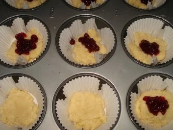 Rezept: Muffins mit Preiselbeerfüllung und Streusel Muffins mit Preiselbeerfüllung und Streusel - Rezept