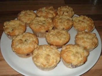 Rezept: Muffins mit Preiselbeerfüllung und Streusel Bild Nr. 2 Muffins mit Preiselbeerfüllung und Streusel - Rezept - Bild Nr. 2