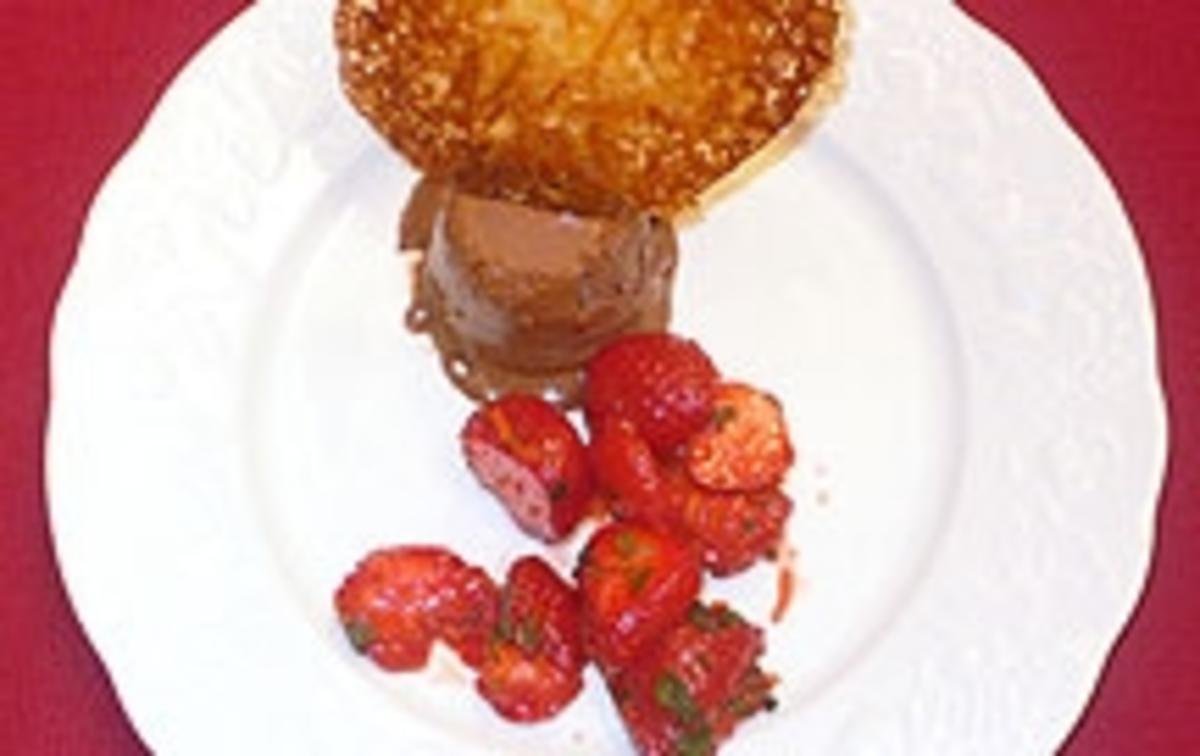 Schokoladenparfait mit Orangentuiles und marinierten Erdbeeren - Rezept