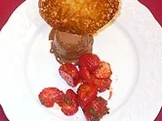 Schokoladenparfait mit Orangentuiles und marinierten Erdbeeren - Rezept