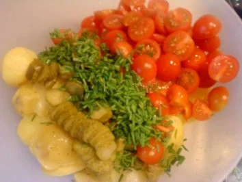 Rezept: Kartoffelsalat mit Gewürzgurken und Tomaten Bild Nr. 6 Kartoffelsalat mit Gewürzgurken und Tomaten - Rezept - Bild Nr. 6