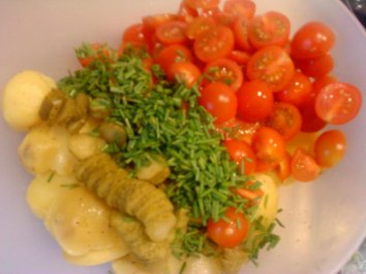 Kartoffelsalat mit Gewürzgurken und Tomaten - Rezept - kochbar.de