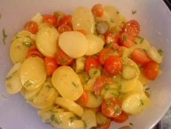 Rezept: Kartoffelsalat mit Gewürzgurken und Tomaten Bild Nr. 7 Kartoffelsalat mit Gewürzgurken und Tomaten - Rezept - Bild Nr. 7