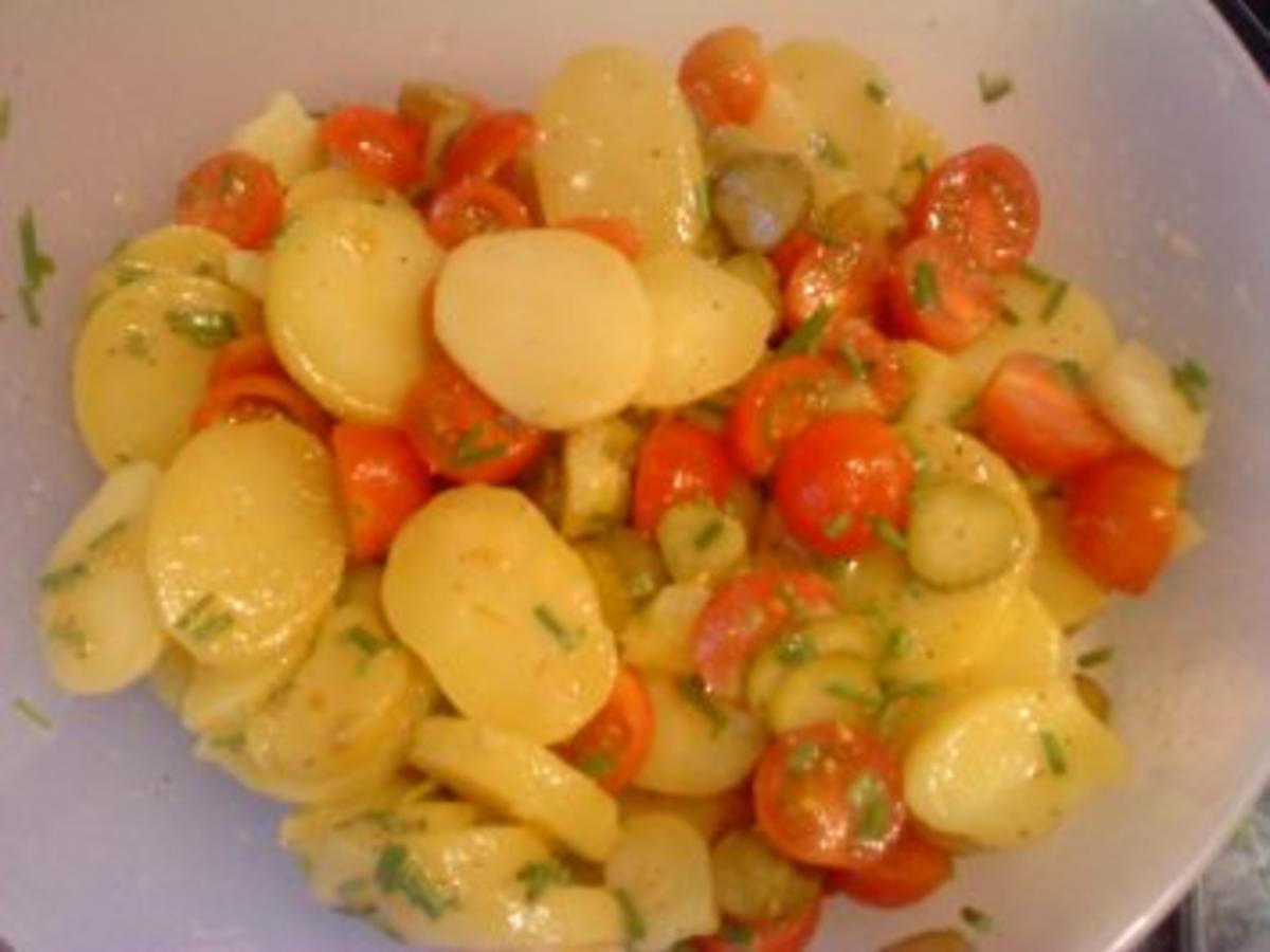 Kartoffelsalat mit Gewürzgurken und Tomaten - Rezept - kochbar.de