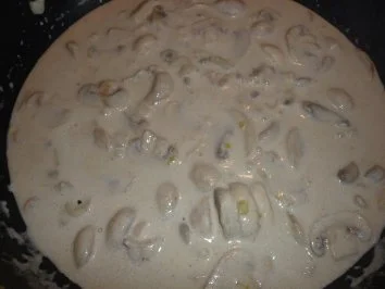 Hühnerbrustgeschnetzeltes in Frischkäserahmsauce mit Spätzle - Rezept - Bild Nr. 2