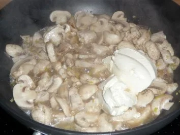 Hühnerbrustgeschnetzeltes in Frischkäserahmsauce mit Spätzle - Rezept - Bild Nr. 3