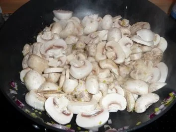 Hühnerbrustgeschnetzeltes in Frischkäserahmsauce mit Spätzle - Rezept - Bild Nr. 4