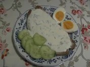 Schnittlauchquark auf Bauernbrot - Rezept