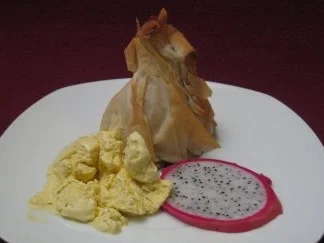 Birne im Schlafrock gefüllt mit Mandeln, Orange und Schokolade, dazu Vanilleeis - Rezept