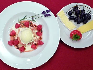 Gebratener weißer Pfirsich mit Lavendelblüteneis und Pinienhonigsirup - Rezept