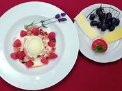 Gebratener weißer Pfirsich mit Lavendelblüteneis und Pinienhonigsirup - Rezept