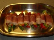 Beilagen: Paprikastreifen im Schinkenmantel - Rezept