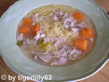 Rezept: Hühnersuppe mit Nudeln Hühnersuppe mit Nudeln - Rezept