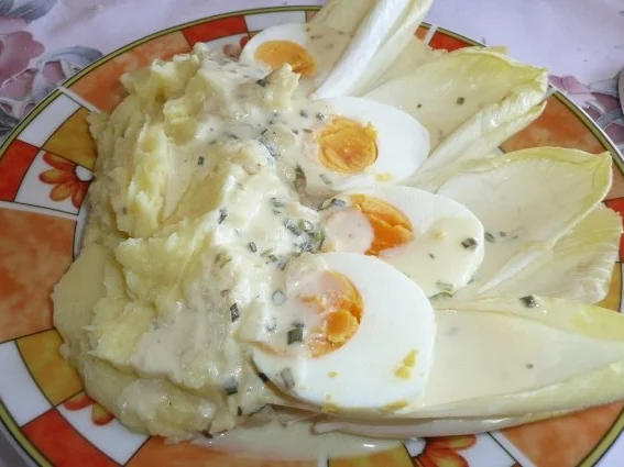 Rezept: Gemüse: Chicorèe an Kartoffelpüree, Ei und Joghurt-Senfsoße Gemüse: Chicorèe an Kartoffelpüree, Ei und Joghurt-Senfsoße - Rezept