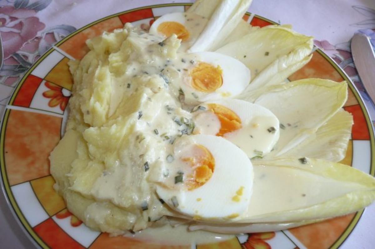 Gemüse: Chicorèe an Kartoffelpüree, Ei und Joghurt-Senfsoße - Rezept ...