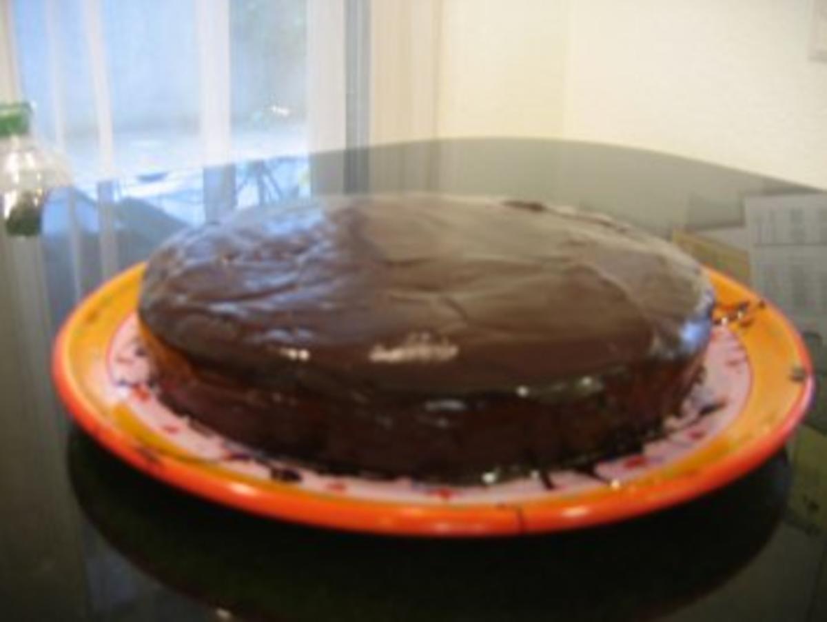 Feucht-nussiger Schokoladenkuchen - Rezept
