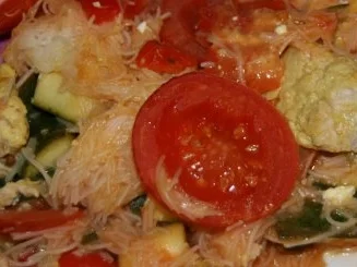 Rezept: Welsfilet mit Reisnudeln und Gemüse Welsfilet mit Reisnudeln und Gemüse - Rezept