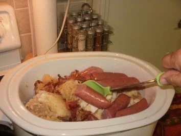 Sauerkraut mit Wurst - in einem langsamen Kocher -  8 Stunden in einem Topf und fertig - Rezept