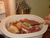 Rezept: Sauerkraut mit Wurst - in einem langsamen Kocher - 8 Stunden in einem Topf und fertig Sauerkraut mit Wurst - in einem langsamen Kocher - 8 Stunden in einem Topf und fertig - Rezept