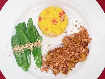 Schweinemedaillons mit Erdnusskruste, Patnakogel und Zuckerschoten - Rezept