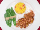Schweinemedaillons mit Erdnusskruste, Patnakogel und Zuckerschoten - Rezept