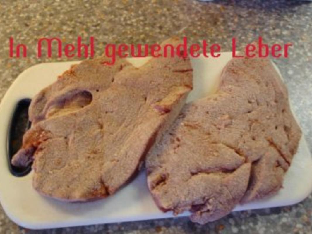 Gebratene Leber mit Apfel und Röstzwiebel an Erbsenpürree - Rezept ...