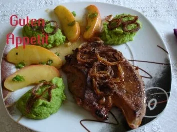 Gebratene Leber mit Apfel und Röstzwiebel an Erbsenpürree - Rezept