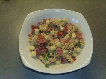 Salate: Nudelsalat mit Käse - Rezept