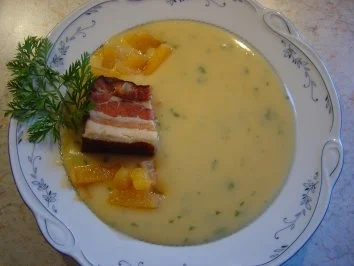 Cremige Steckrübensuppe mit geräuchertem Bauch - Rezept