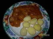 Sellerie mit Fleischbällchen in Tomatensoße - Rezept